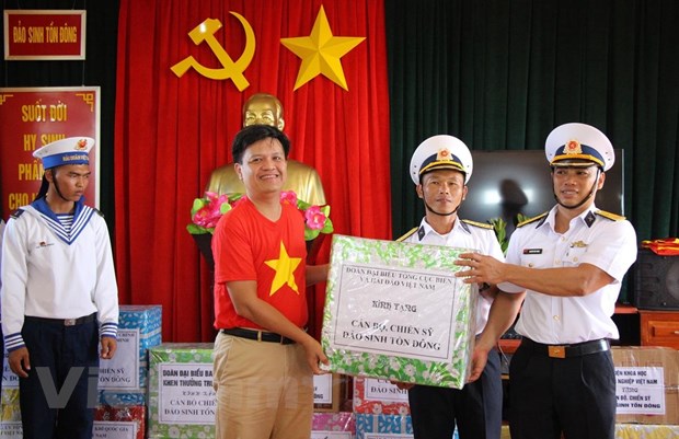 hai trinh 8 ngay vuot trung khoi noi dat lien voi bien dao truong sa