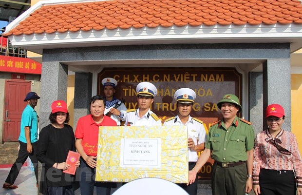 hai trinh 8 ngay vuot trung khoi noi dat lien voi bien dao truong sa