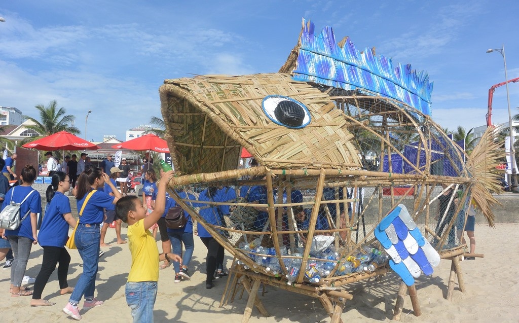 Dự án "Bống ăn rác" lần đầu tiên xuất hiện tại bãi biển Đà Nẵng du an bong an rac lan dau tien xuat hien tai bai bien da nang