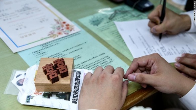 dai loan hon 300 cap dong tinh ket hon vao ngay dau tien luat cho phep hon nhan dong gioi co hieu luc