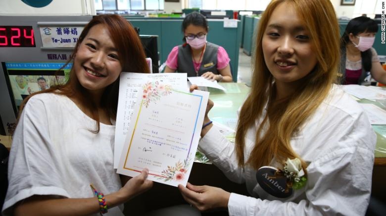 dai loan hon 300 cap dong tinh ket hon vao ngay dau tien luat cho phep hon nhan dong gioi co hieu luc