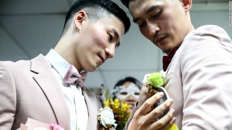 dai loan hon 300 cap dong tinh ket hon vao ngay dau tien luat cho phep hon nhan dong gioi co hieu luc