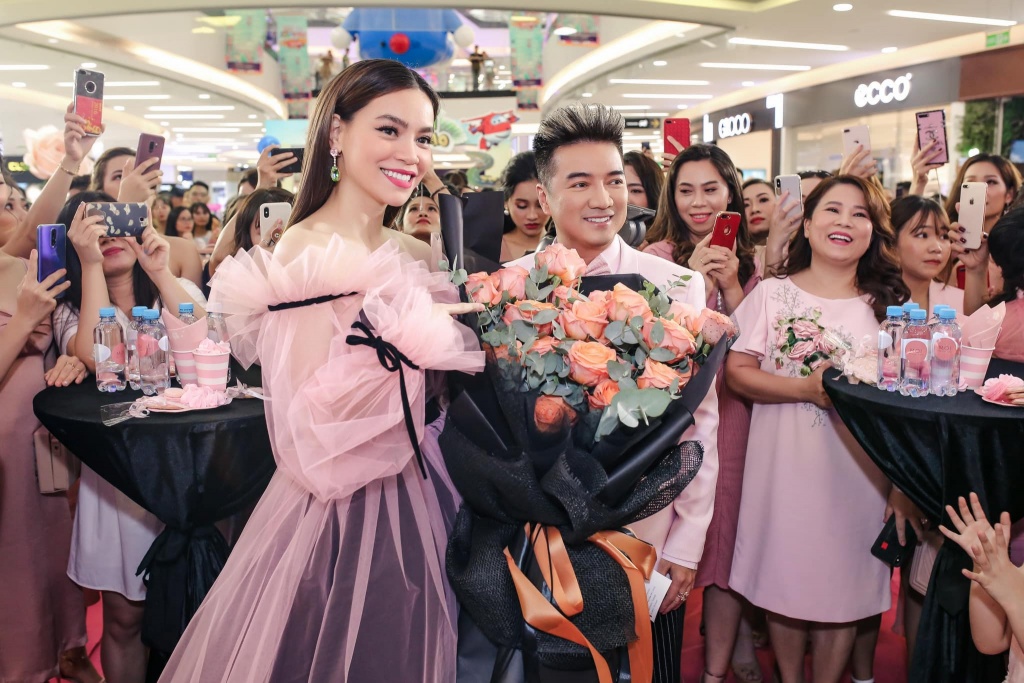 Facebook sao Việt hôm nay (26/5): "Vòng eo 56" ung dung mua sắm đồ hiệu, "ngạo" lại với đời facebook sao viet hom nay 265 vong eo 56 ung dung mua sam do hieu ngao lai voi doi