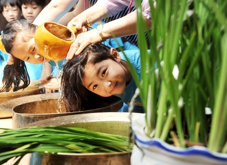 dao mot vong chau a xem cac nuoc don tet doan ngo 55 ra sao