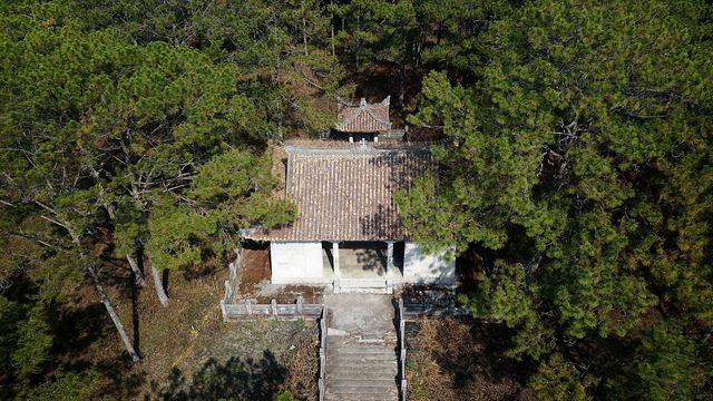 Khám phá lăng mộ bằng đá xanh của phụ thân Nam Phương hoàng hậu kham pha lang mo bang da xanh cua phu than nam phuong hoang hau
