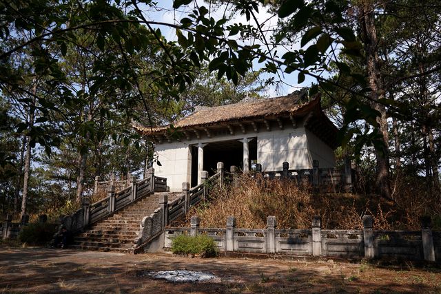 Khám phá lăng mộ bằng đá xanh của phụ thân Nam Phương hoàng hậu kham pha lang mo bang da xanh cua phu than nam phuong hoang hau