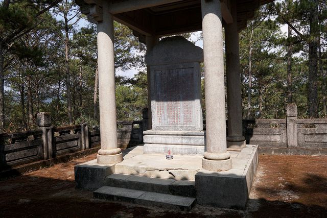 Khám phá lăng mộ bằng đá xanh của phụ thân Nam Phương hoàng hậu kham pha lang mo bang da xanh cua phu than nam phuong hoang hau