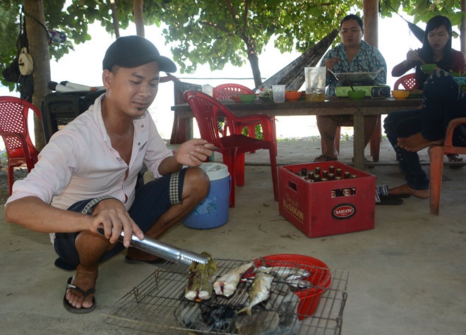 den nam du cau ca nuong an tai cho va nghe ke chuyen ve dat dao