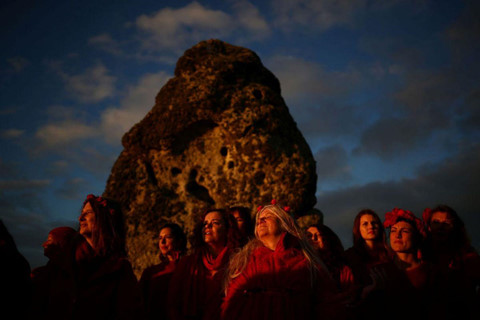 10000 nguoi do ve stonehenge don ha chi o bac ban cau