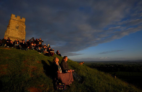10000 nguoi do ve stonehenge don ha chi o bac ban cau