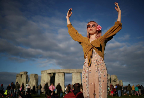 10000 nguoi do ve stonehenge don ha chi o bac ban cau