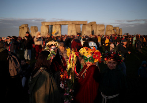 10000 nguoi do ve stonehenge don ha chi o bac ban cau
