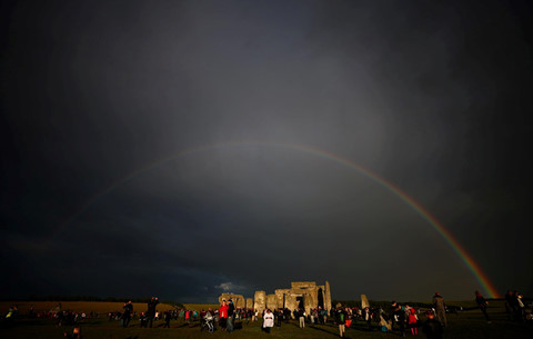 10000 nguoi do ve stonehenge don ha chi o bac ban cau