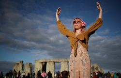 10.000 người đổ về Stonehenge, đón Hạ chí ở Bắc bán cầu