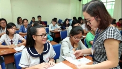 anh canh sat ha giang dung xe chuyen dung hu coi ho tong thi sinh ngu muon den diem thi