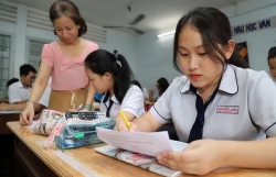 anh canh sat ha giang dung xe chuyen dung hu coi ho tong thi sinh ngu muon den diem thi