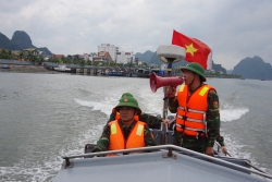 Bão số 2 tiến sát đất liền, miền Trung mưa to