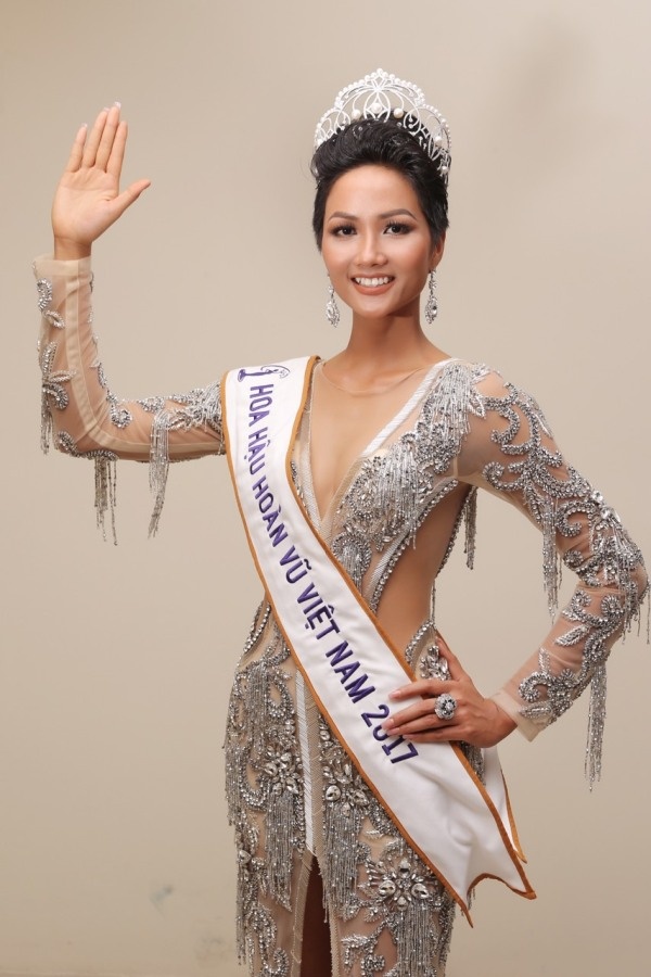 ngoai le hhen nie duoc btc miss universe tang lai chiec vuong mien empower tri gia 27 ty dong