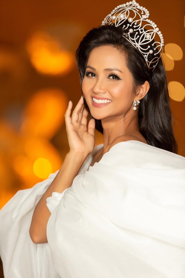 ngoai le hhen nie duoc btc miss universe tang lai chiec vuong mien empower tri gia 27 ty dong