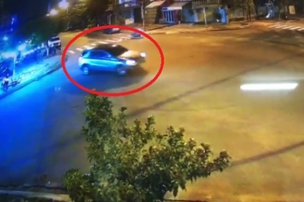 mercedes chay vong quanh o da nang phat tai xe 17 trieu dong