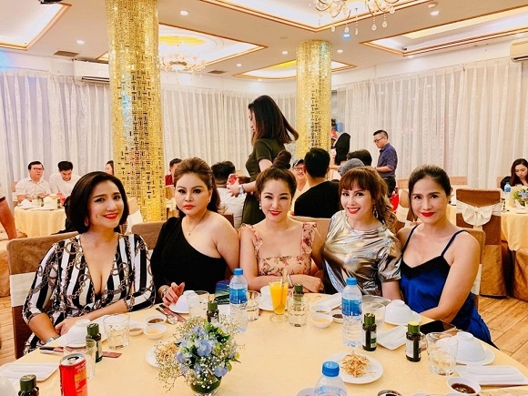 facebook sao viet hom nay 28 nam thu dan mat anti fan ha tang khoe sac tre trung