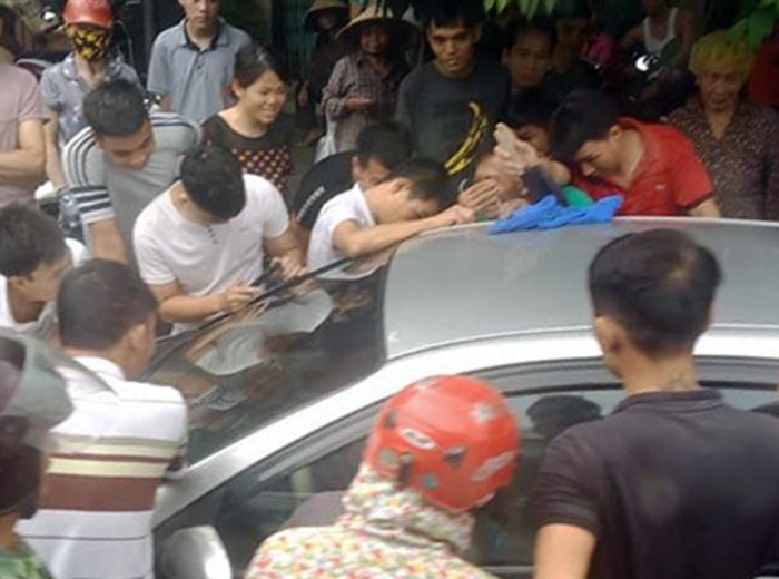 quang ninh hoang hot vu bo bo quen con tren xe o to