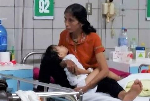 ha tinh be gai 2 tuoi hoai tu chan vi bi ran ho mang can