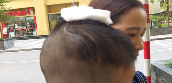 bi choi lau nha roi tu tang 17 trung dau be trai 16 thang tuoi nhap vien khan cap