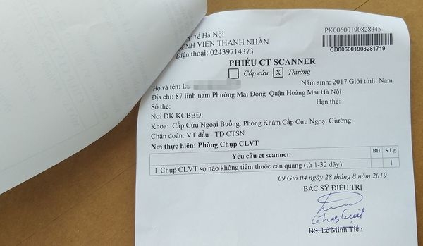 bi choi lau nha roi tu tang 17 trung dau be trai 16 thang tuoi nhap vien khan cap