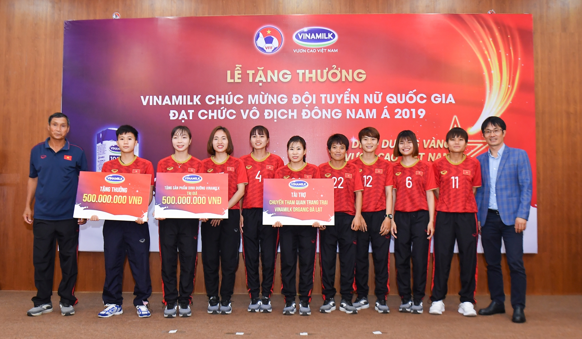 vinamilk trao thuong cho doi tuyen bong da nu quoc gia vo dich dong nam a 2019