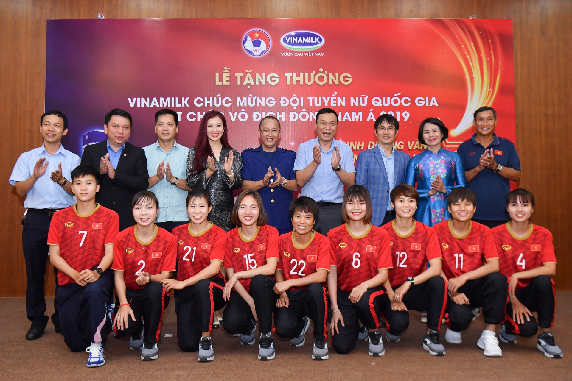 vinamilk trao thuong cho doi tuyen bong da nu quoc gia vo dich dong nam a 2019