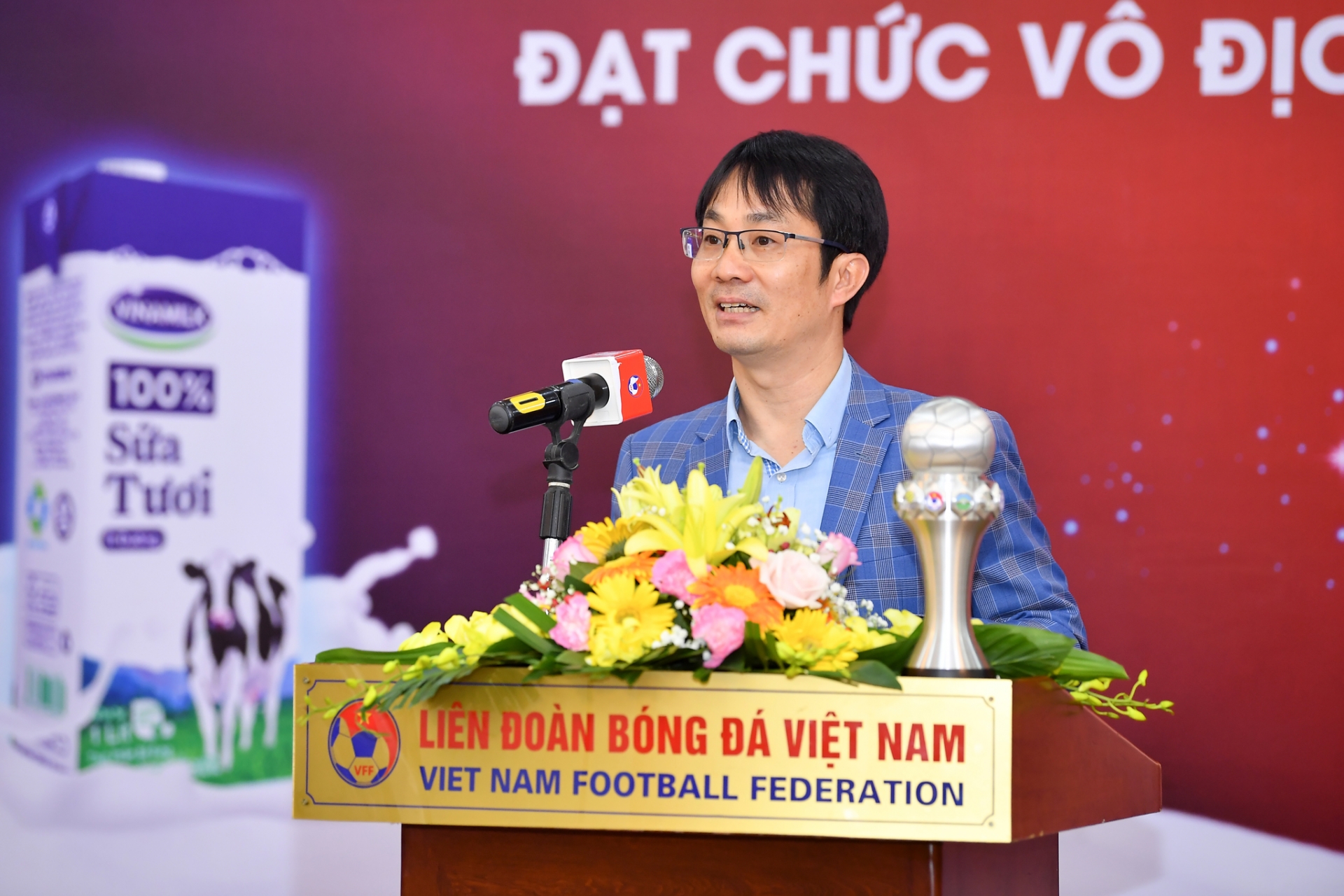 vinamilk trao thuong cho doi tuyen bong da nu quoc gia vo dich dong nam a 2019