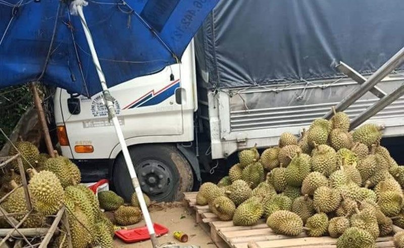 xe tai mat phanh lao vao le duong mot nguoi di bo tu vong