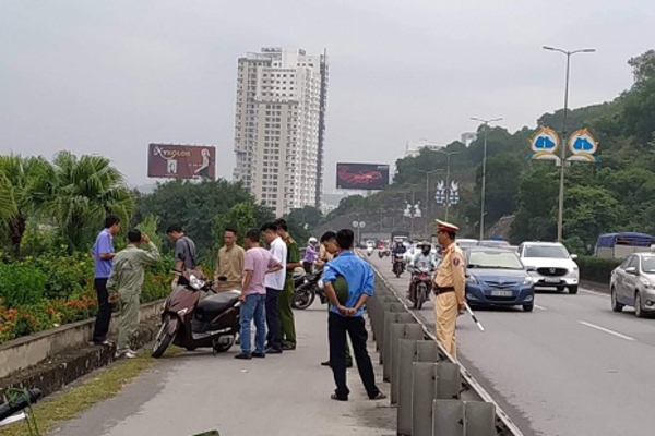 nguoi phu nu bi chan duong dam trong thuong tren cau bai chay da tu vong