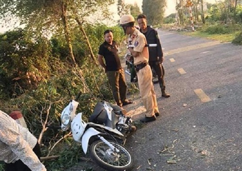 hai duong nu sinh tu vong do bi cay cua do de trung khi dang luu thong