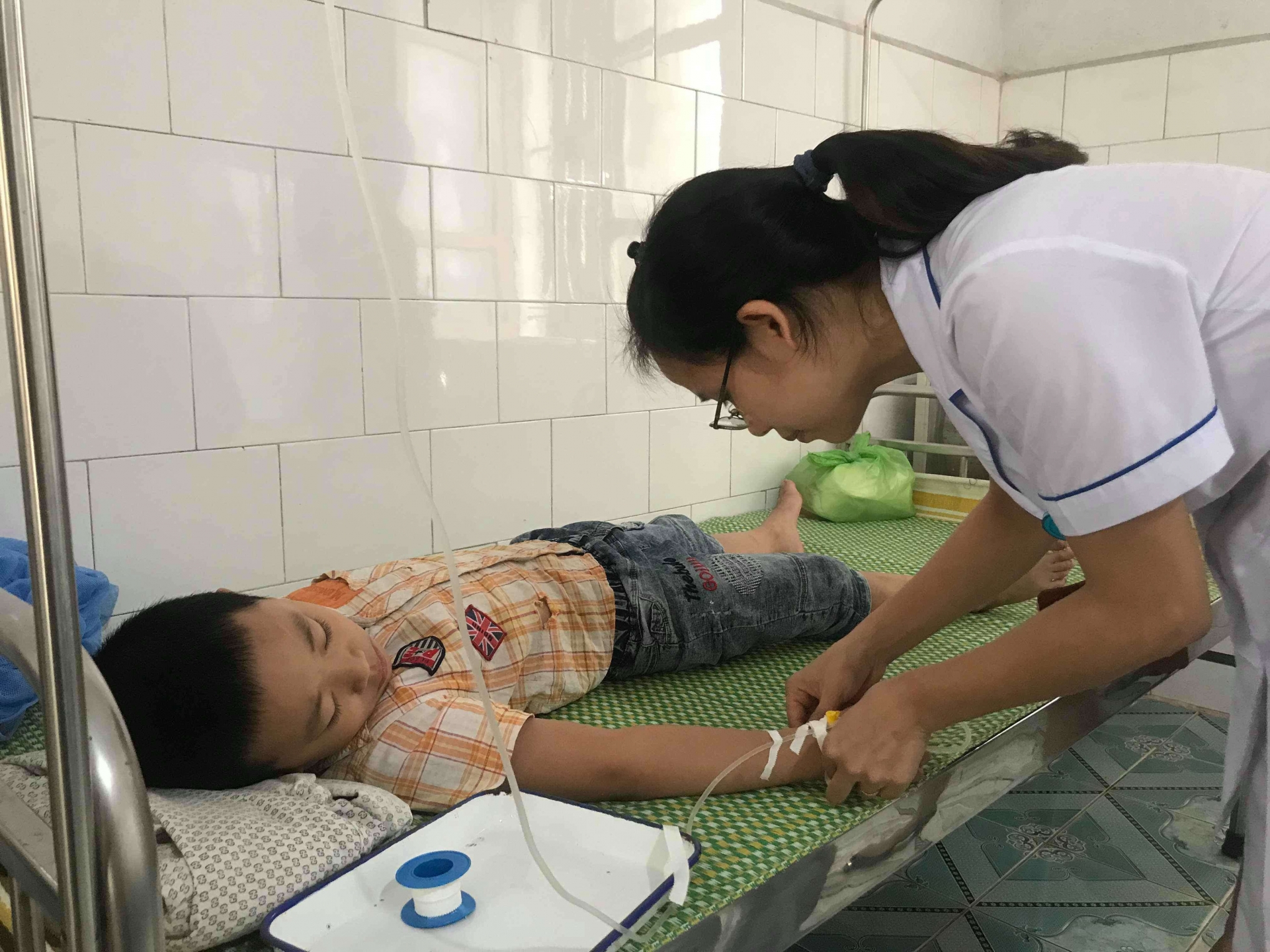 hai duong gan 70 hoc sinh tieu hoc nhap vien nghi ngo doc thuc pham sau bua an ban tru