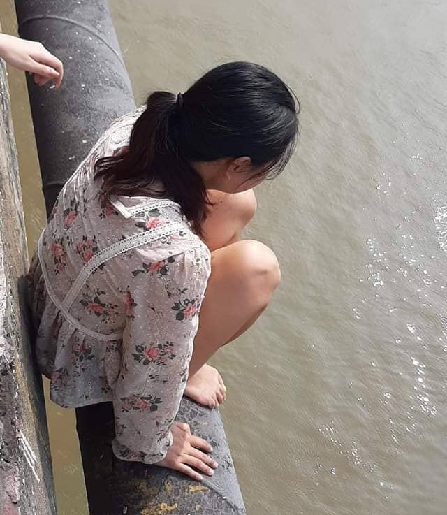csgt kip thoi ngan nguoi phu nu dinh om con tu tu tren cau chuong duong