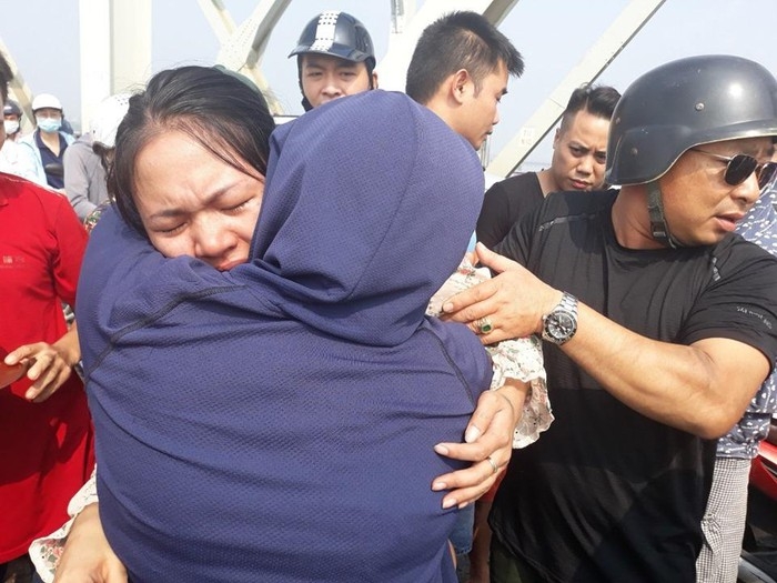 csgt kip thoi ngan nguoi phu nu dinh om con tu tu tren cau chuong duong