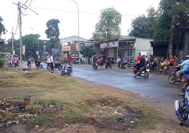 nghe an chong cu dung bua dinh danh chet nguoi tinh cua vo ngay giua duong
