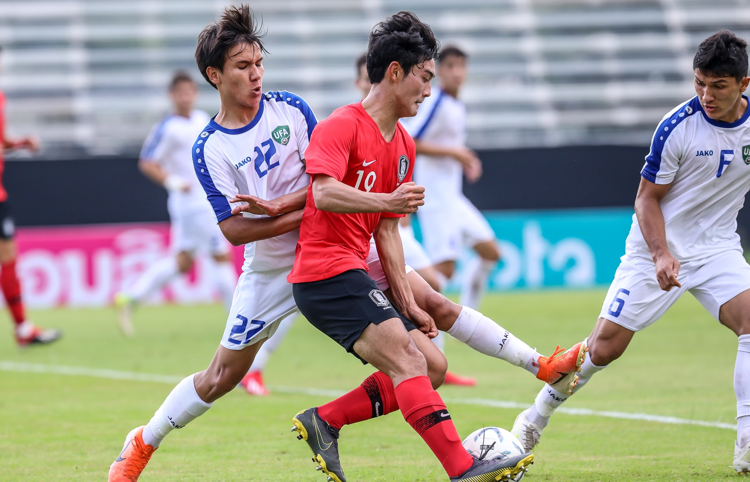 tran viet nam vs thai lan chay ve chi sau 1 phut