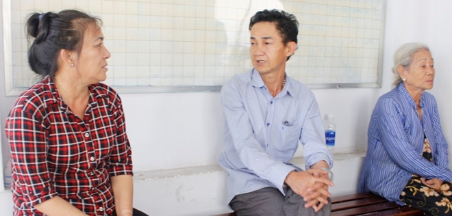 nhan sieu nhan cam dau bang nhom moc tui o tram cho xe buyt suoi tien la ai