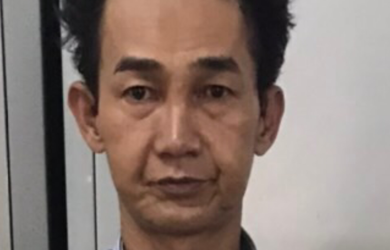nhan sieu nhan cam dau bang nhom moc tui o tram cho xe buyt suoi tien la ai