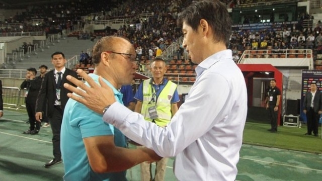 truoc tran dau thay tro hlv akira nishino va nguoi ham mo suc soi hlv park hang seo binh than