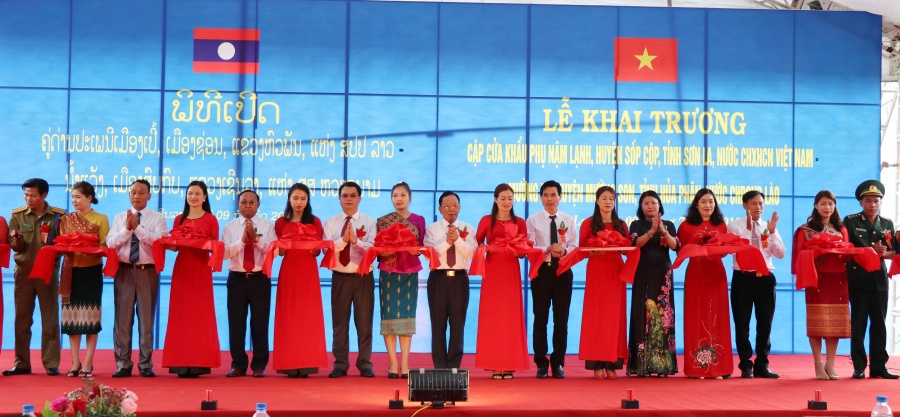 khai truong cap cua khau phu nam lanh va muong po that chat tinh doan ket viet lao