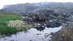 nguoi dan chan xe vao bai rac khanh son noi thanh da nang rac ngap duong