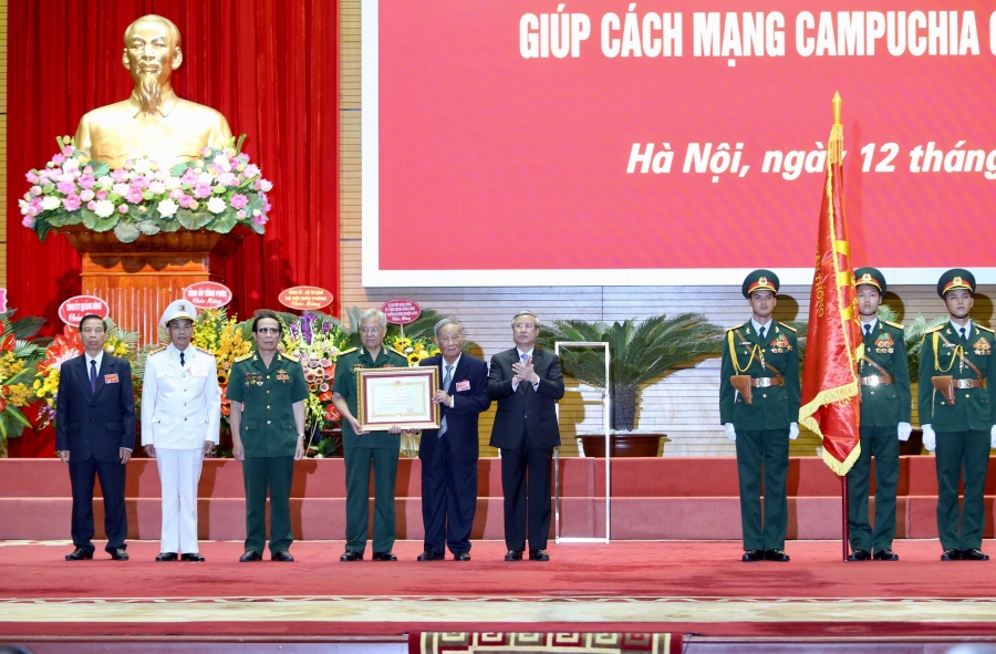 luc luong chuyen gia viet nam giup campuchia don nhan huan chuong sao vang