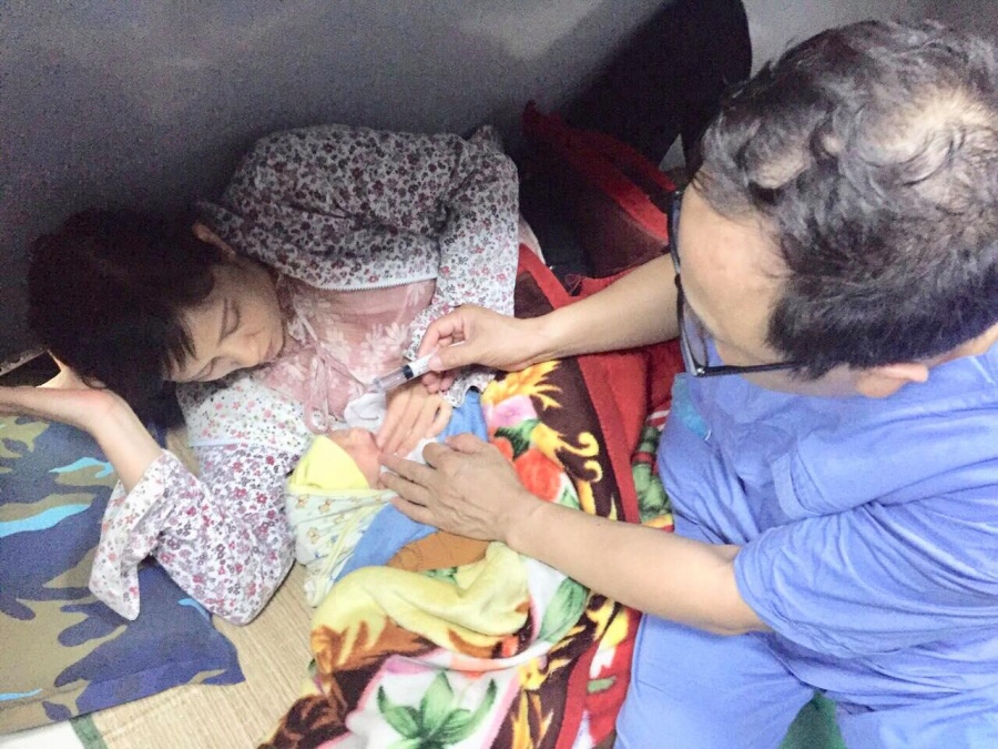 vung canh sat bien 1 dua bac si ra mo cap cuu thanh cong san phu nguy kich o bach long vi