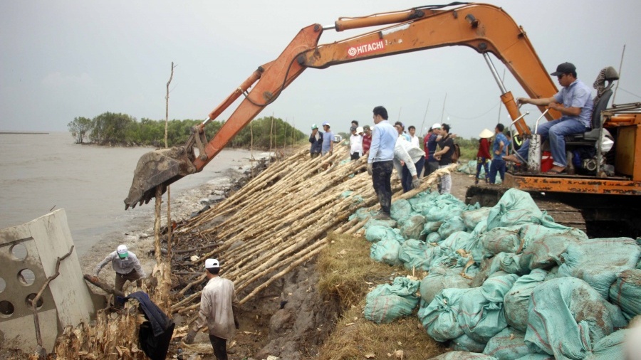 Cà Mau: Triều cường gây sạt lở nghiêm trọng toàn tuyến đê biển Tây