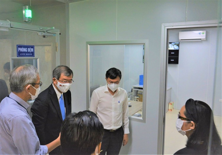 Đại biểu thăm quan phòng thí nghiệm BSL-3 tại Viện Pasteur Tp. HCM