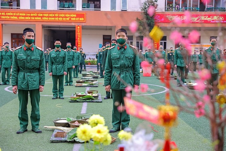 Bộ đội trổ tài thi gói hàng ngàn bánh chưng cho dịp Tết Nhâm Dần | Xã hội | Vietnam+ (VietnamPlus) Bộ đội trổ tài thi gói hàng ngàn bánh chưng cho dịp Tết Nhâm Dần | Xã hội | Vietnam+ (VietnamPlus)
